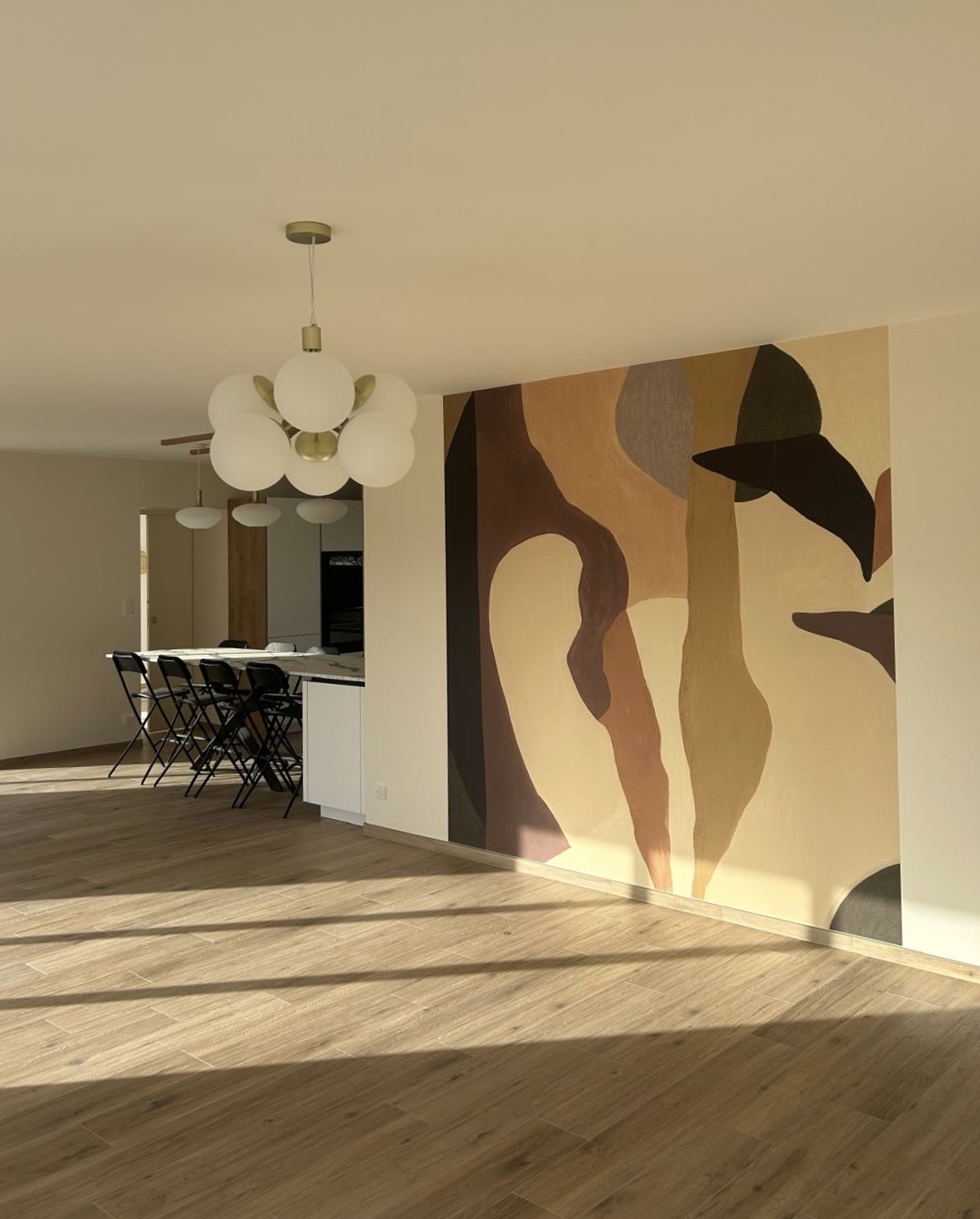 Rendu 3D d'un salon contemporain vert sauge avec meuble TV sur mesure en bois clair et suspension design, forfait Signature décoratio