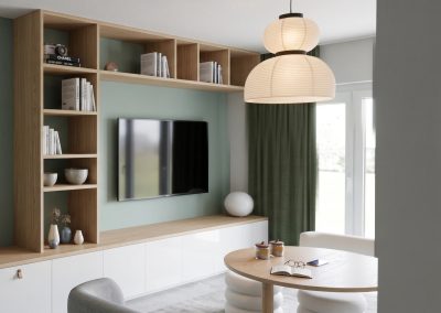 Rendu 3D d'un salon contemporain vert sauge avec meuble TV sur mesure en bois clair et suspension design, forfait Signature décoration