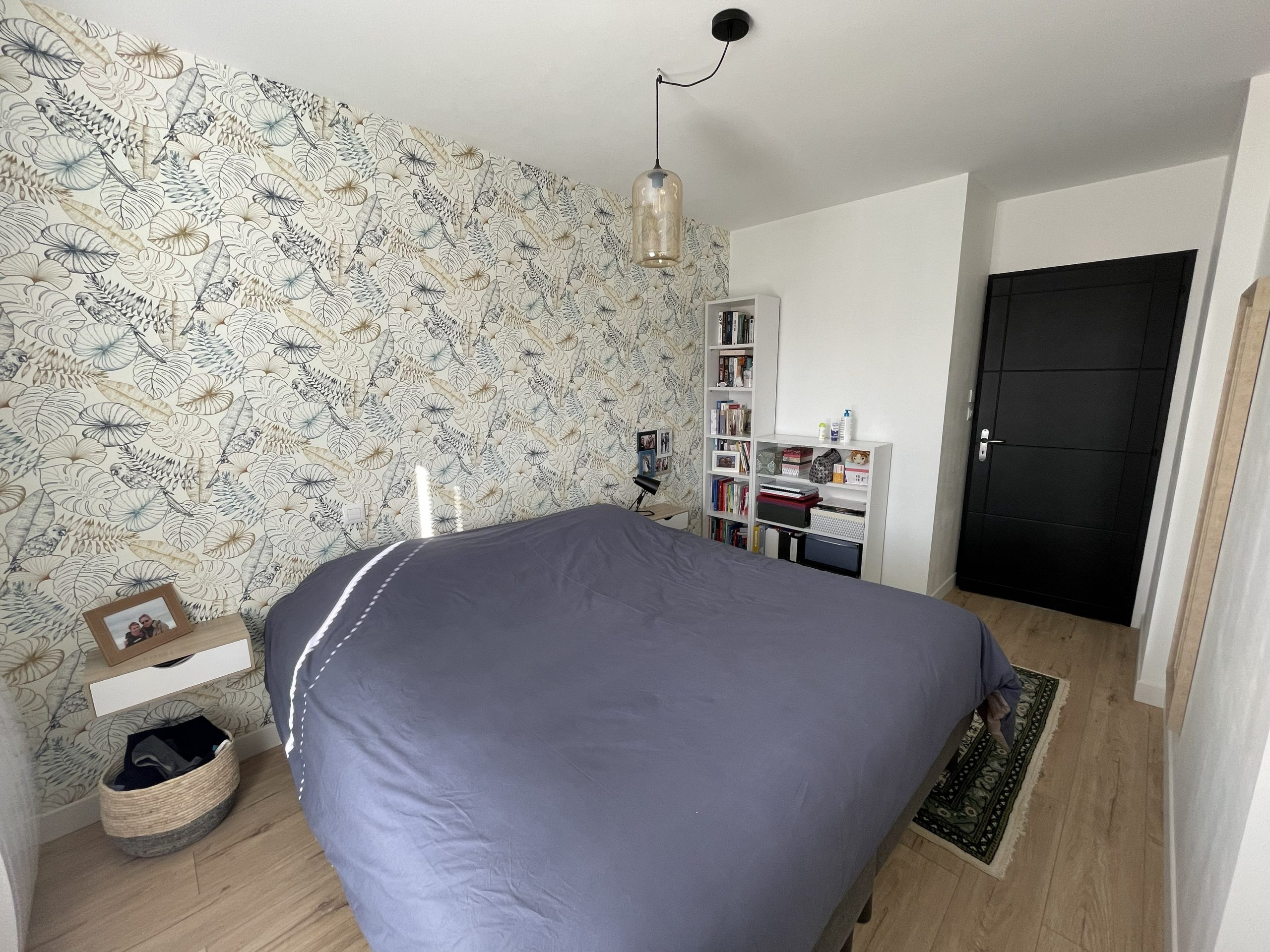 Mur de tête de lit avant relooking décoratif, chambre parentale projet Albizia en Vendée avec papier peint motif végétal à repenser