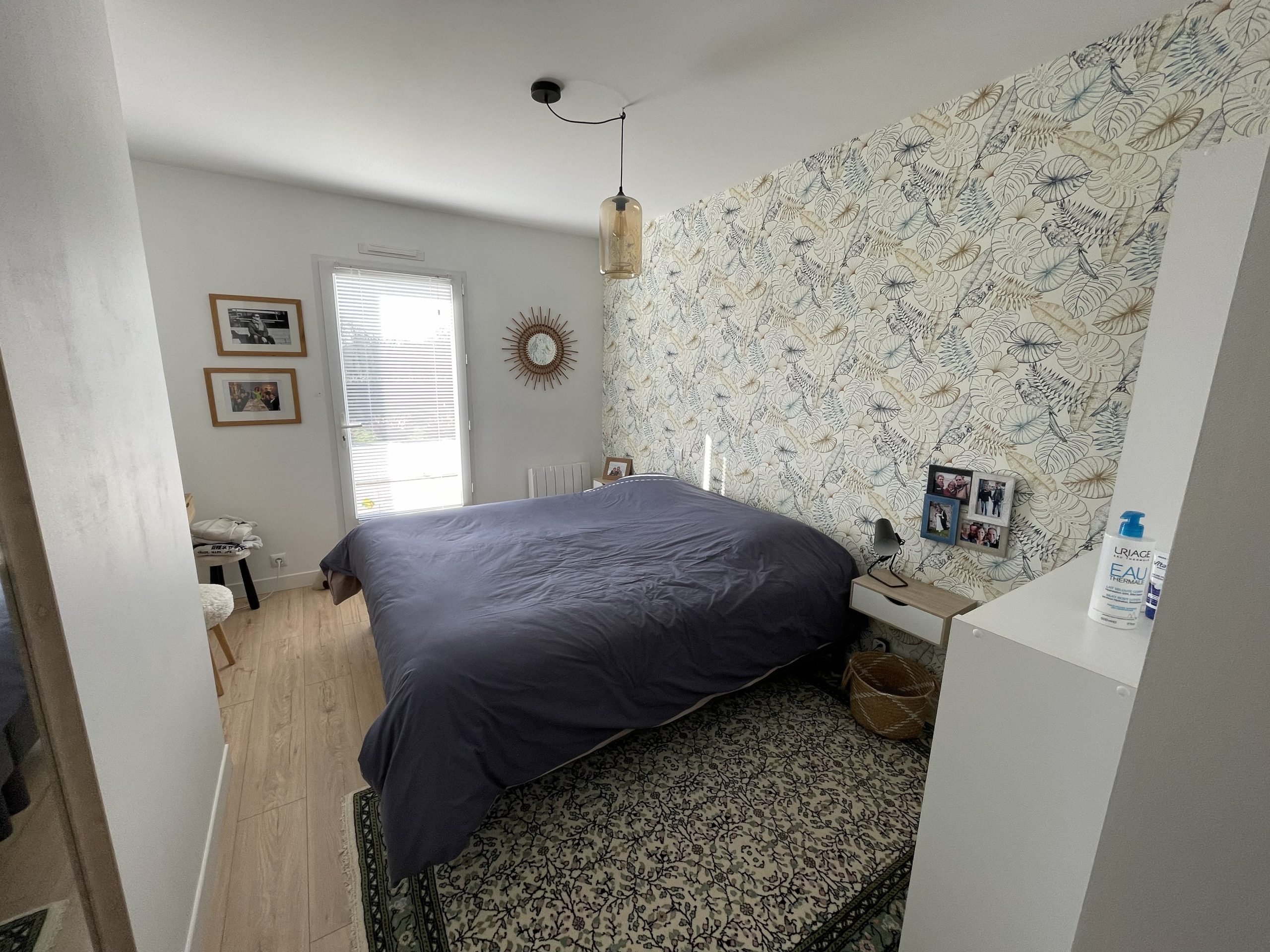 Chambre parentale avant travaux vue depuis l'entrée, future ambiance cocooning vert et rose poudré par décoratrice en Vendée