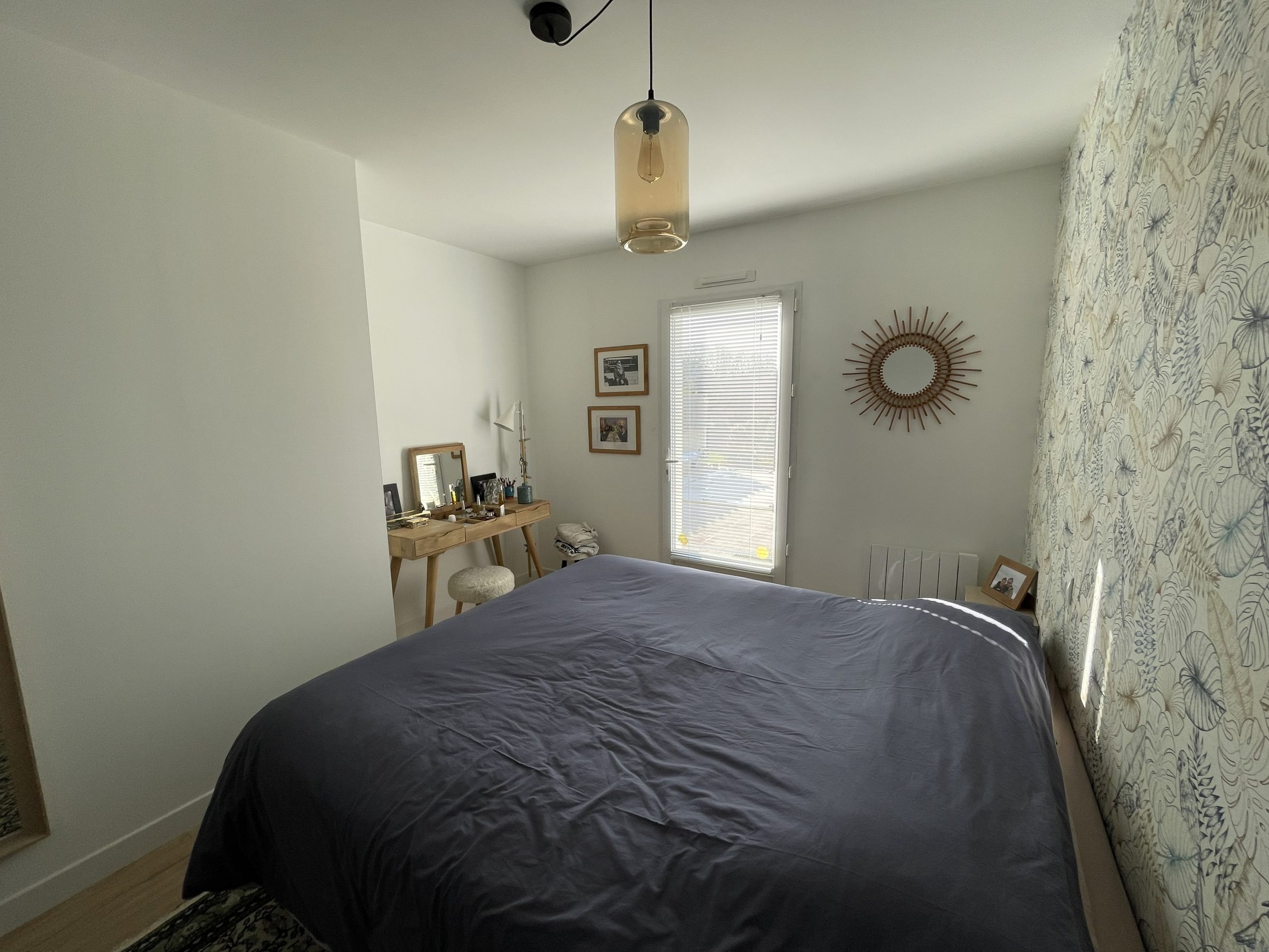 État initial de la chambre parentale avec coiffeuse bois et fenêtre, avant projet décoration douce et romantique à Coëx